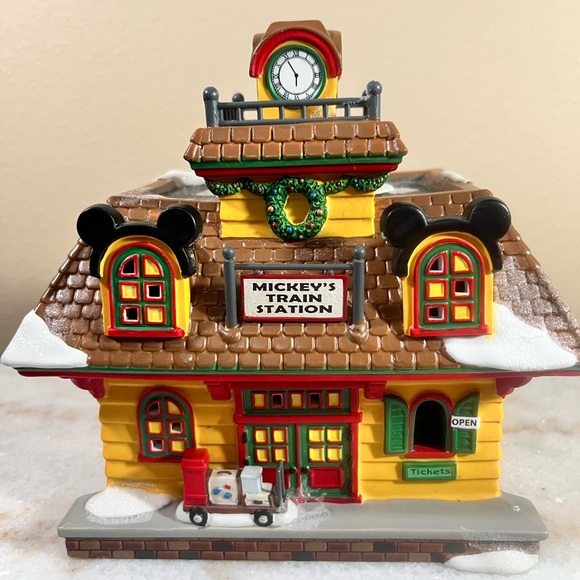 Dept 56 Mickey’s Train Station Mickey’s Merry Christmas Village in Box Lighted - Picture 2 of 13